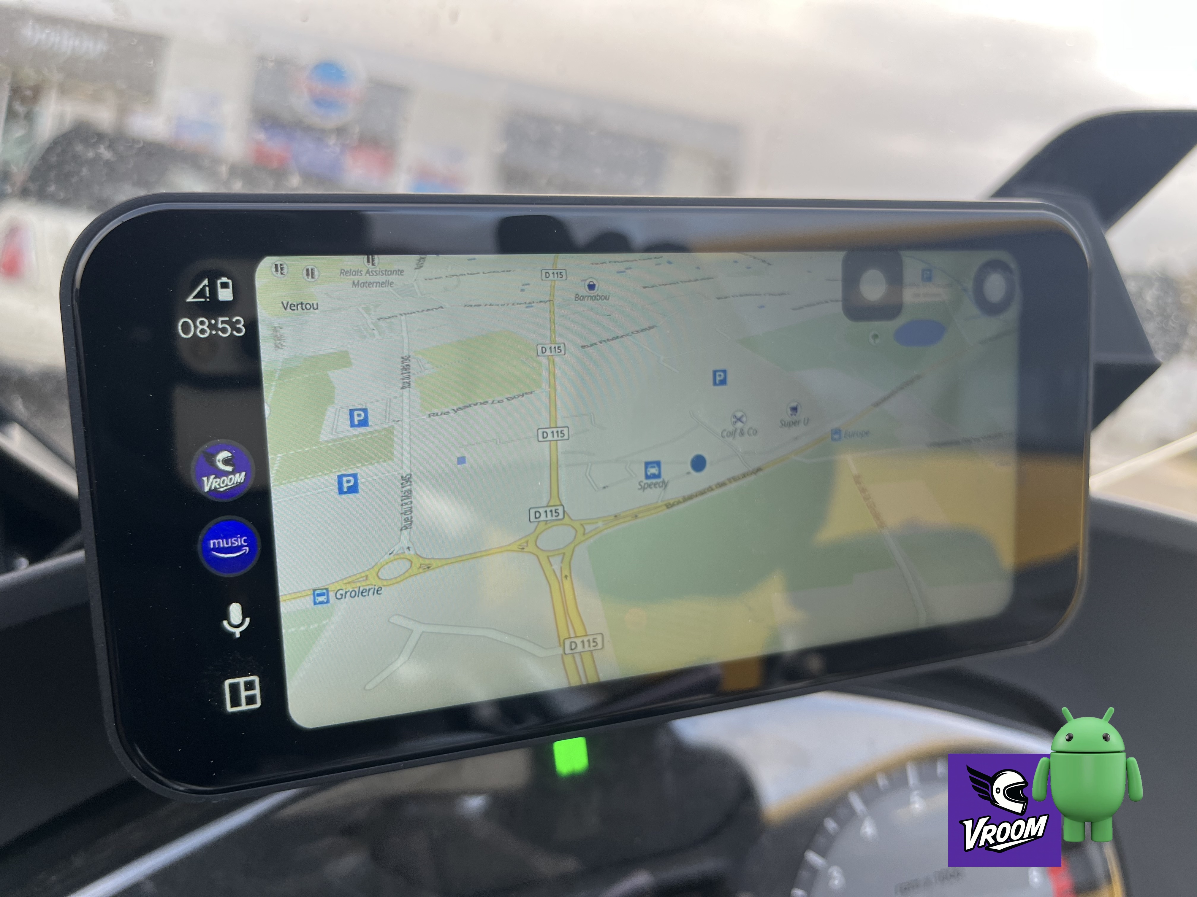 Vroom GPS en fonctionnement sur un tableau de bord Android Auto moto