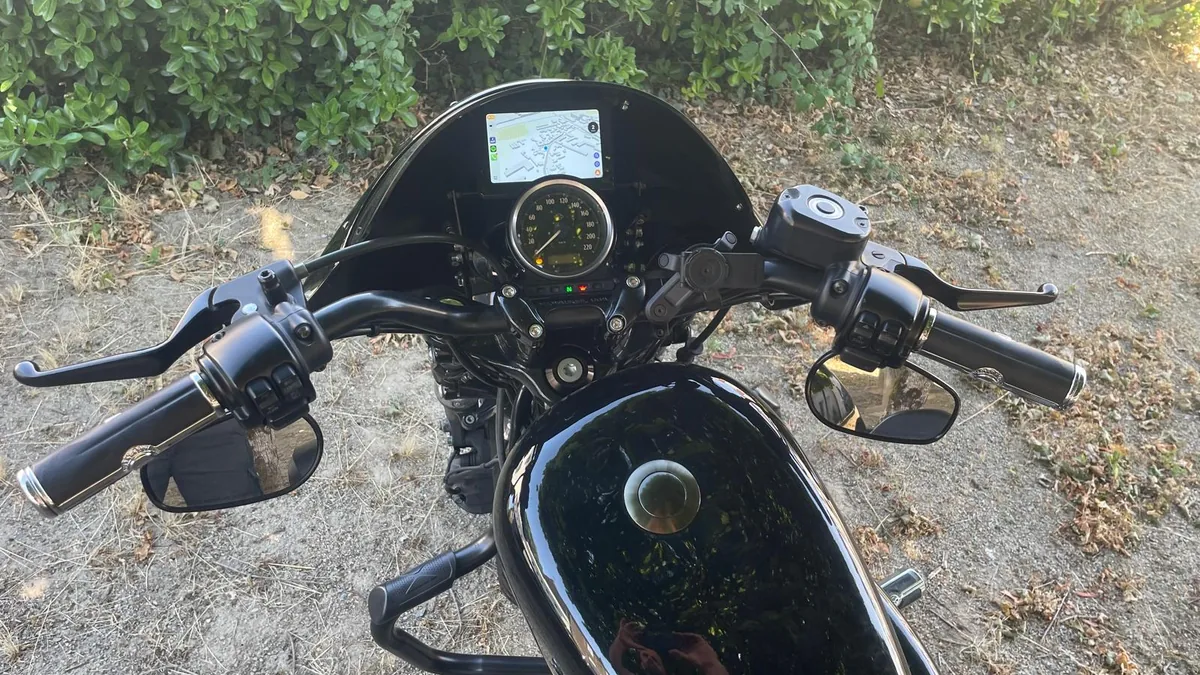Vue de dessus du cockpit d'une Harley-Davidson Forty-Eight avec l'écran Carpuride 502H monté au-dessus du compteur
