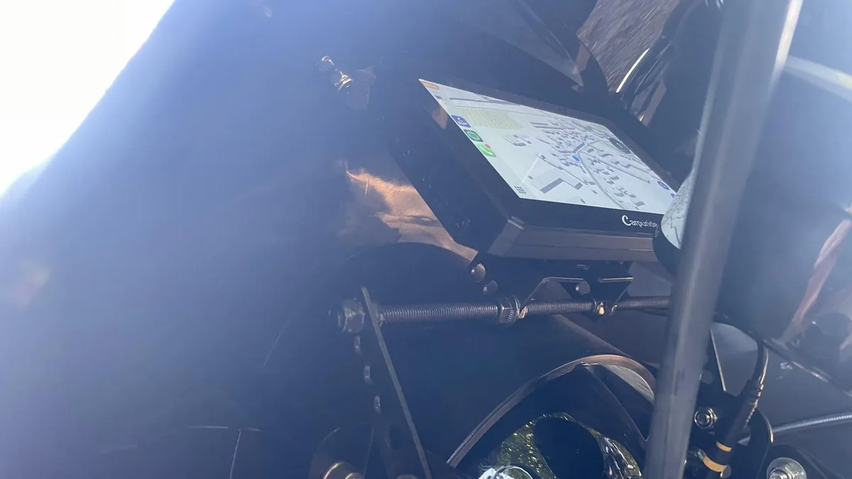 Vue arrière du support de fixation du Carpuride 502H câblé sur une Harley-Davidson