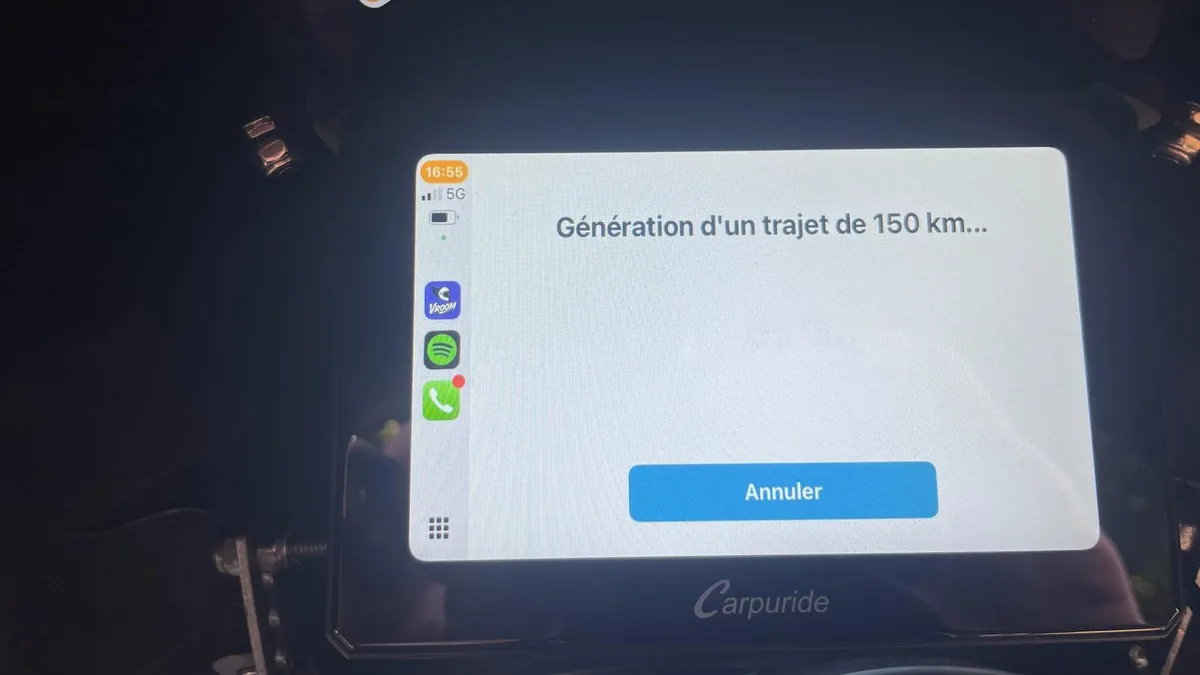 Vroom GPS générant une boucle QuickRide de 150 km sur l'écran CarPlay Carpuride 502H