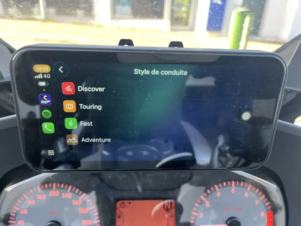 Choosing a riding style on a CarPlay screen mounted on a motorcycle