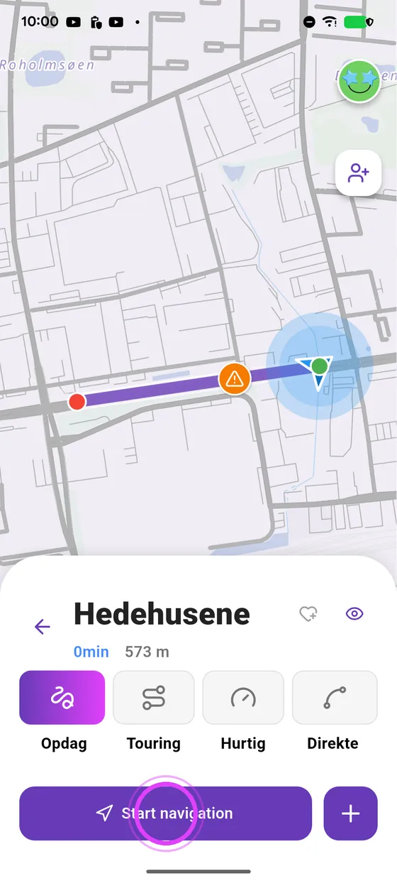 En motorcyklist nærmer sig