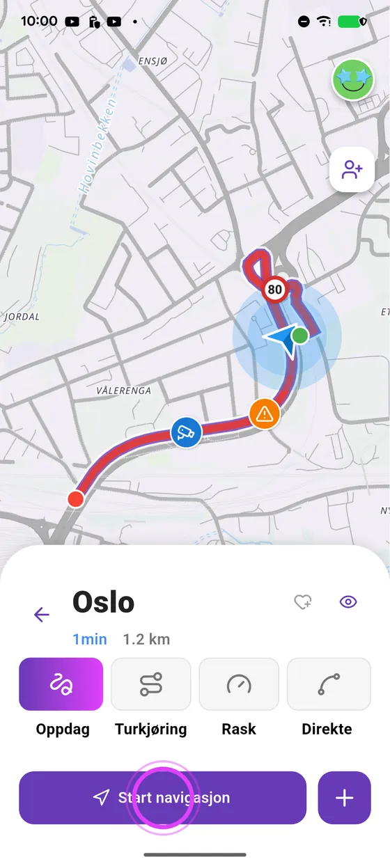 En motorsyklist nærmer seg