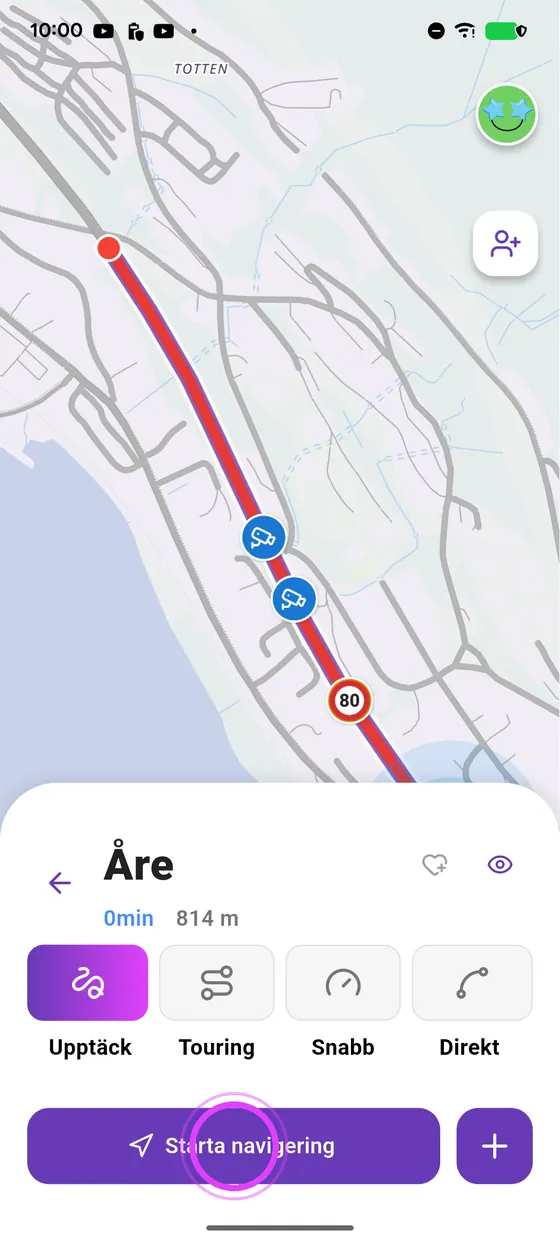 En motorcyklist närmar sig